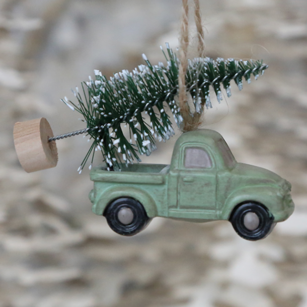 Herlig ladbil med juletræ på laddet