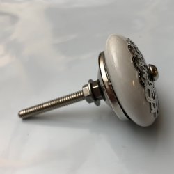 Knob med flot sølvemblem på forsiden