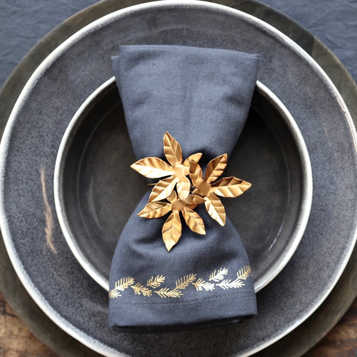 Stofserviet i mørkegrå med guldprint - klassisk borddækning - 4 stk - Chic Antique - Vintage-kompagniet